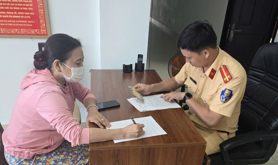 Lái ô tô sai làn đường, nữ tài xế bị phạt 5 triệu đồng và trừ 4 điểm GPLX- Ảnh 1.
