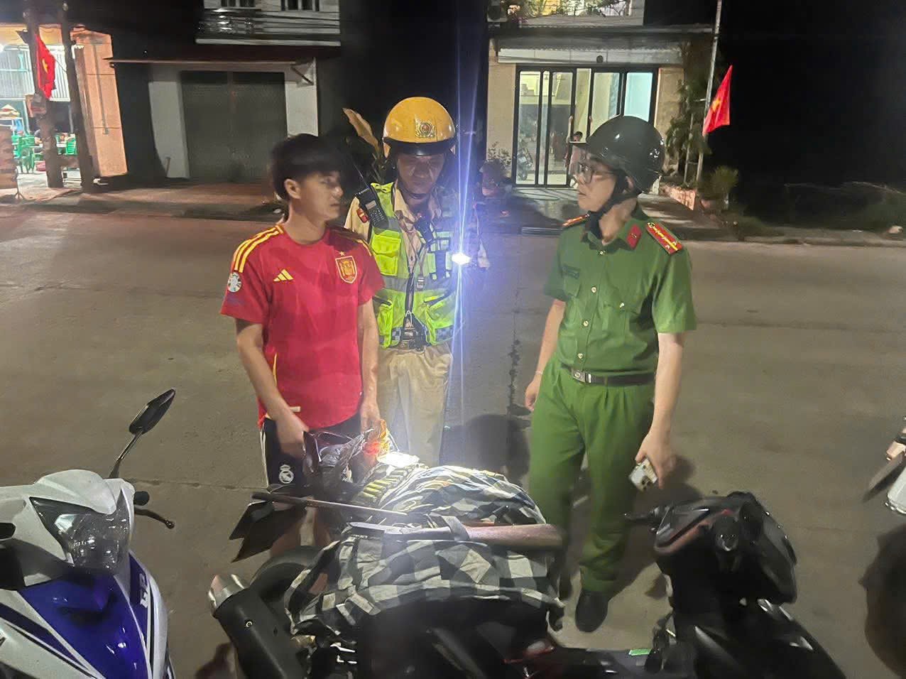 CSGT Bắc Ninh phát hiện lái xe vi phạm nồng độ cồn kịch khung, mang theo nhiều súng đạn- Ảnh 1.