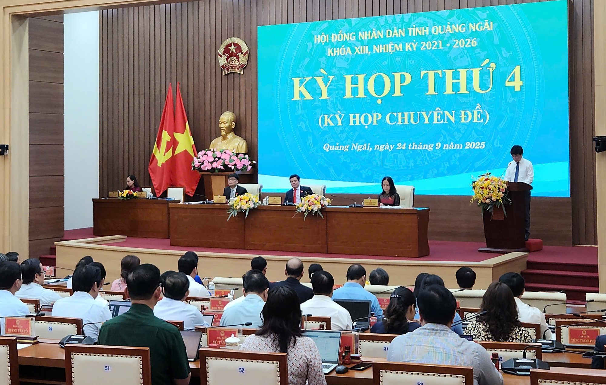 Hai bí thư xã được bầu làm Phó chủ tịch UBND tỉnh Quảng Ngãi- Ảnh 1. Hai bí thư xã được bầu làm Phó chủ tịch UBND tỉnh Quảng Ngãi- Ảnh 1.