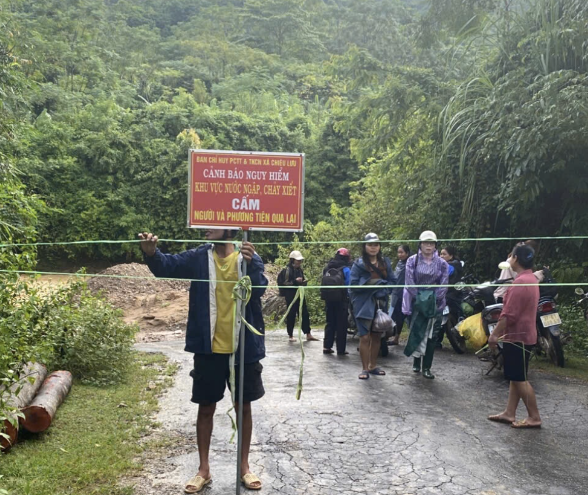 Mưa lớn nước dâng cao, người dân xã miền núi Nghệ An thấp thỏm qua cầu tràn- Ảnh 1.