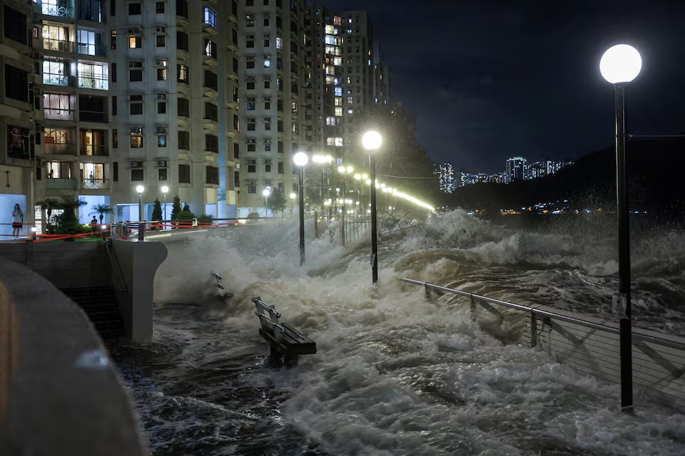 Siêu bão Ragasa quét qua Hong Kong, hơn 700 chuyến bay bị hủy- Ảnh 1.