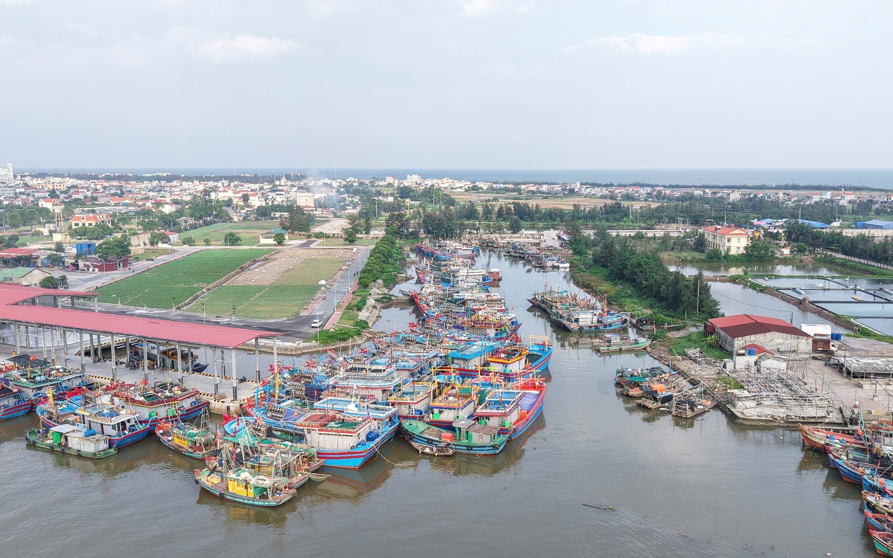 Ninh Bình: Tàu thuyền nối đuôi nhau vào cảng tránh bão Ragasa