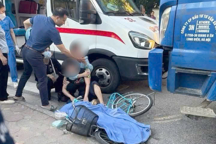 Hà Nội: Điều tra vụ nam sinh lớp 6 tử vong gần cổng trường sau va chạm xe tải- Ảnh 1.
