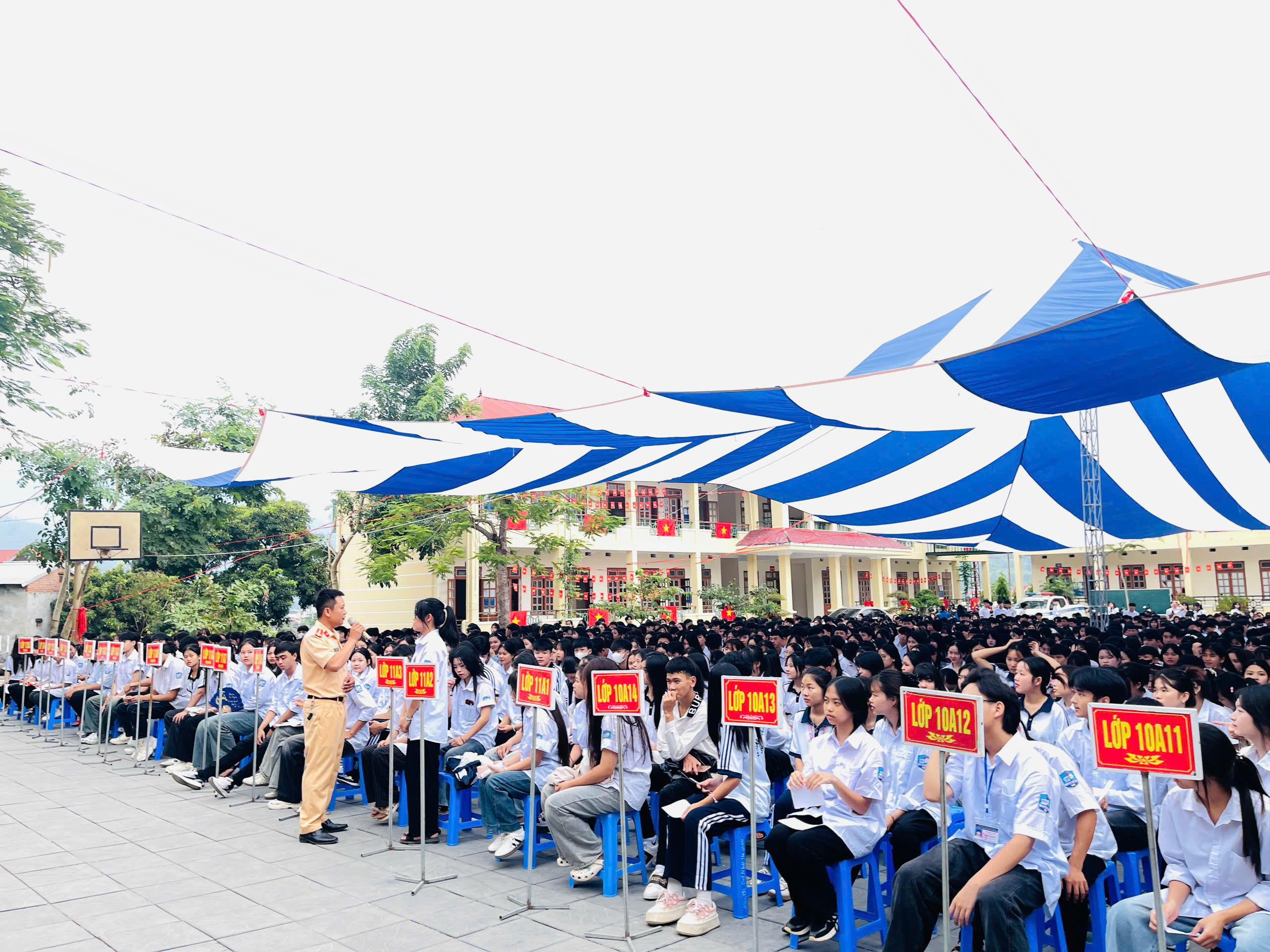 Cảnh sát giao thông Sơn La giữ an toàn cho học trò từ ngày đầu năm học mới- Ảnh 9.