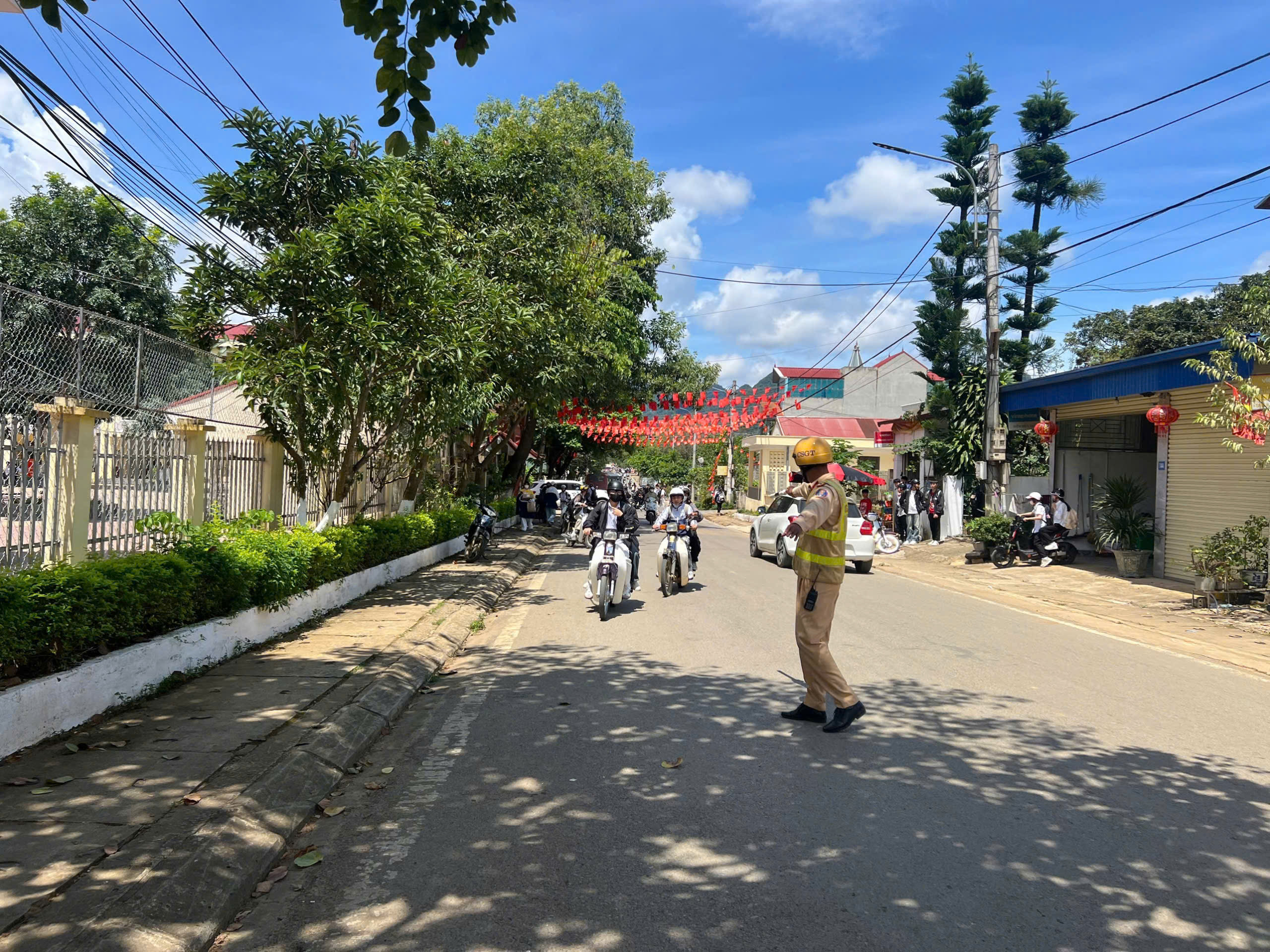 Cảnh sát giao thông Sơn La giữ an toàn cho học trò từ ngày đầu năm học mới- Ảnh 5.