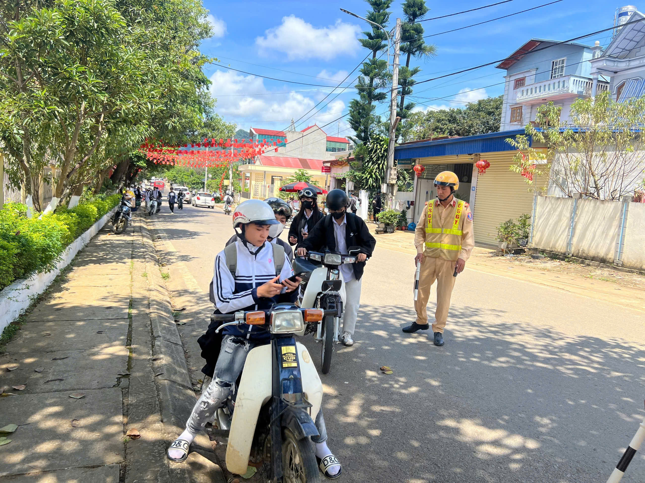 Cảnh sát giao thông Sơn La giữ an toàn cho học trò từ ngày đầu năm học mới- Ảnh 6.