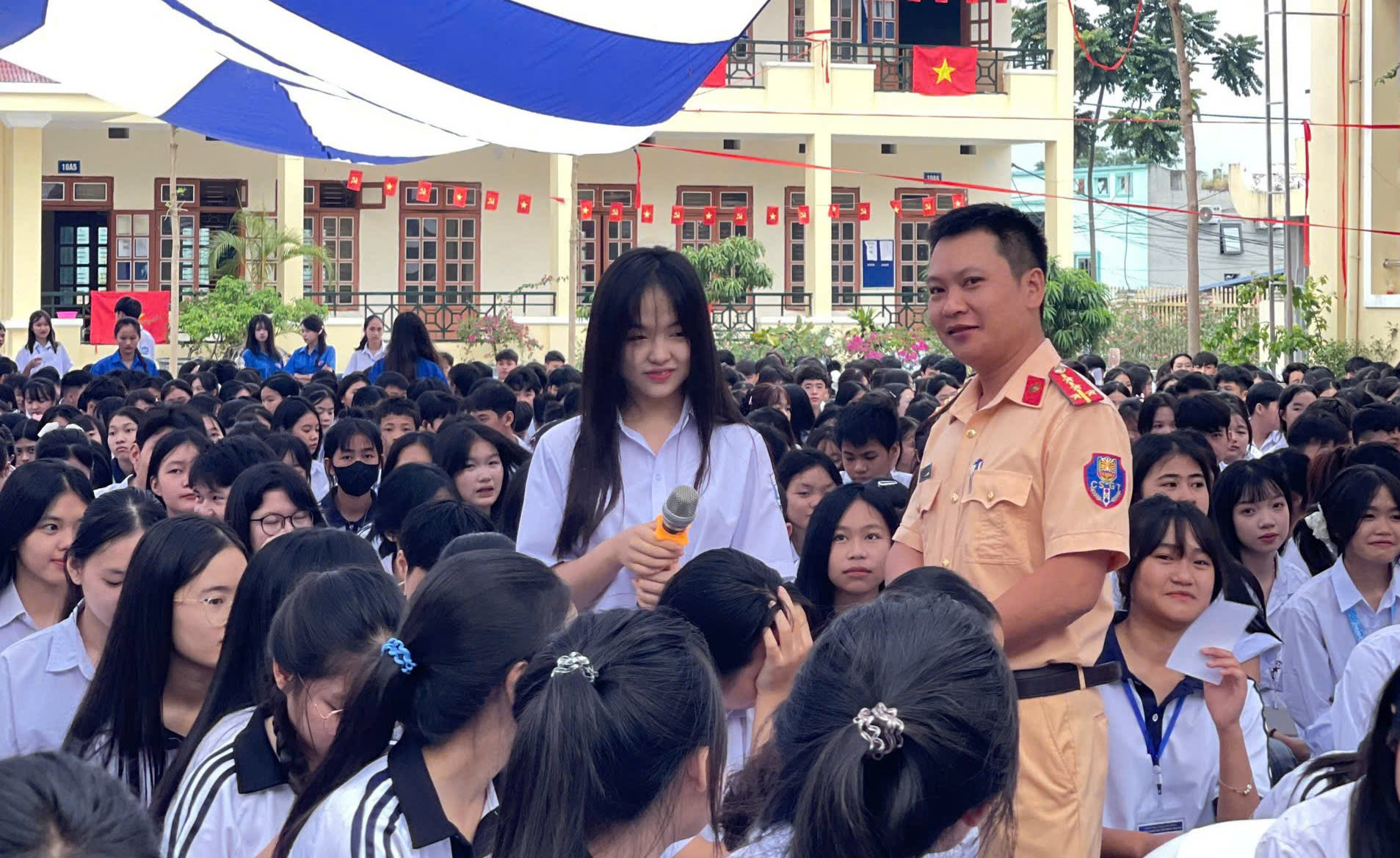 Cảnh sát giao thông Sơn La giữ an toàn cho học trò từ ngày đầu năm học mới- Ảnh 10.