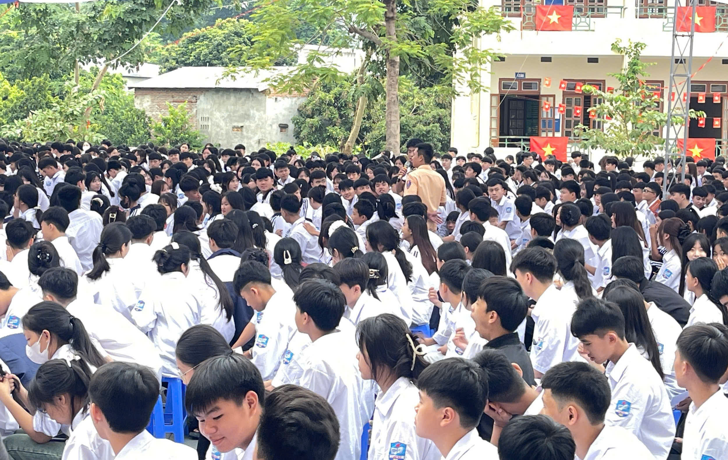 Cảnh sát giao thông Sơn La giữ an toàn cho học trò từ ngày đầu năm học mới- Ảnh 11.
