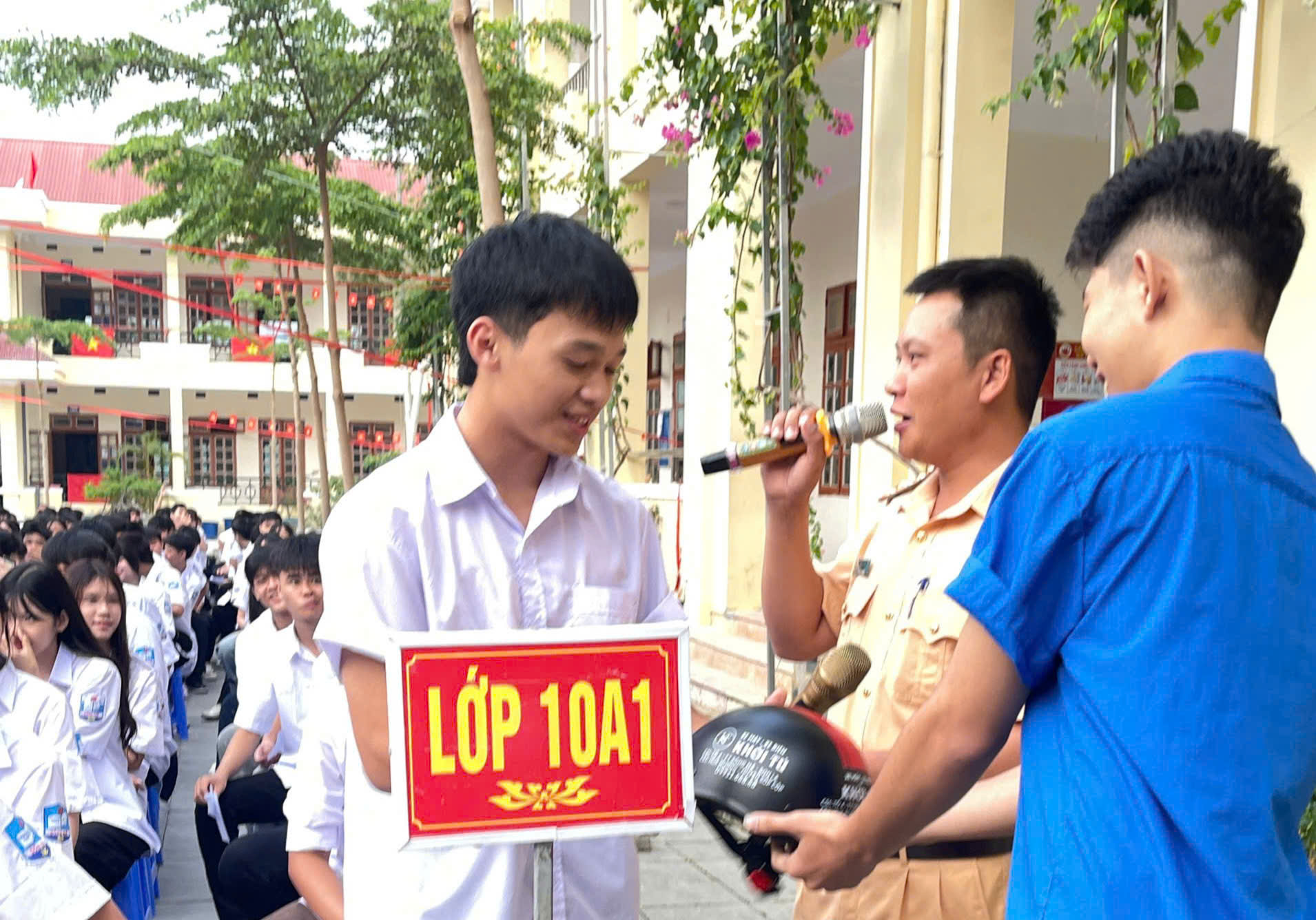 Cảnh sát giao thông Sơn La giữ an toàn cho học trò từ ngày đầu năm học mới- Ảnh 12.