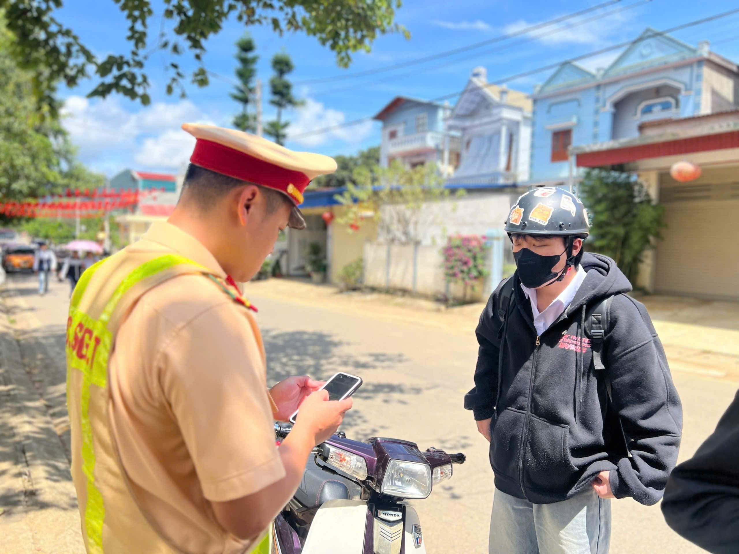 Cảnh sát giao thông Sơn La giữ an toàn cho học trò từ ngày đầu năm học mới- Ảnh 8.
