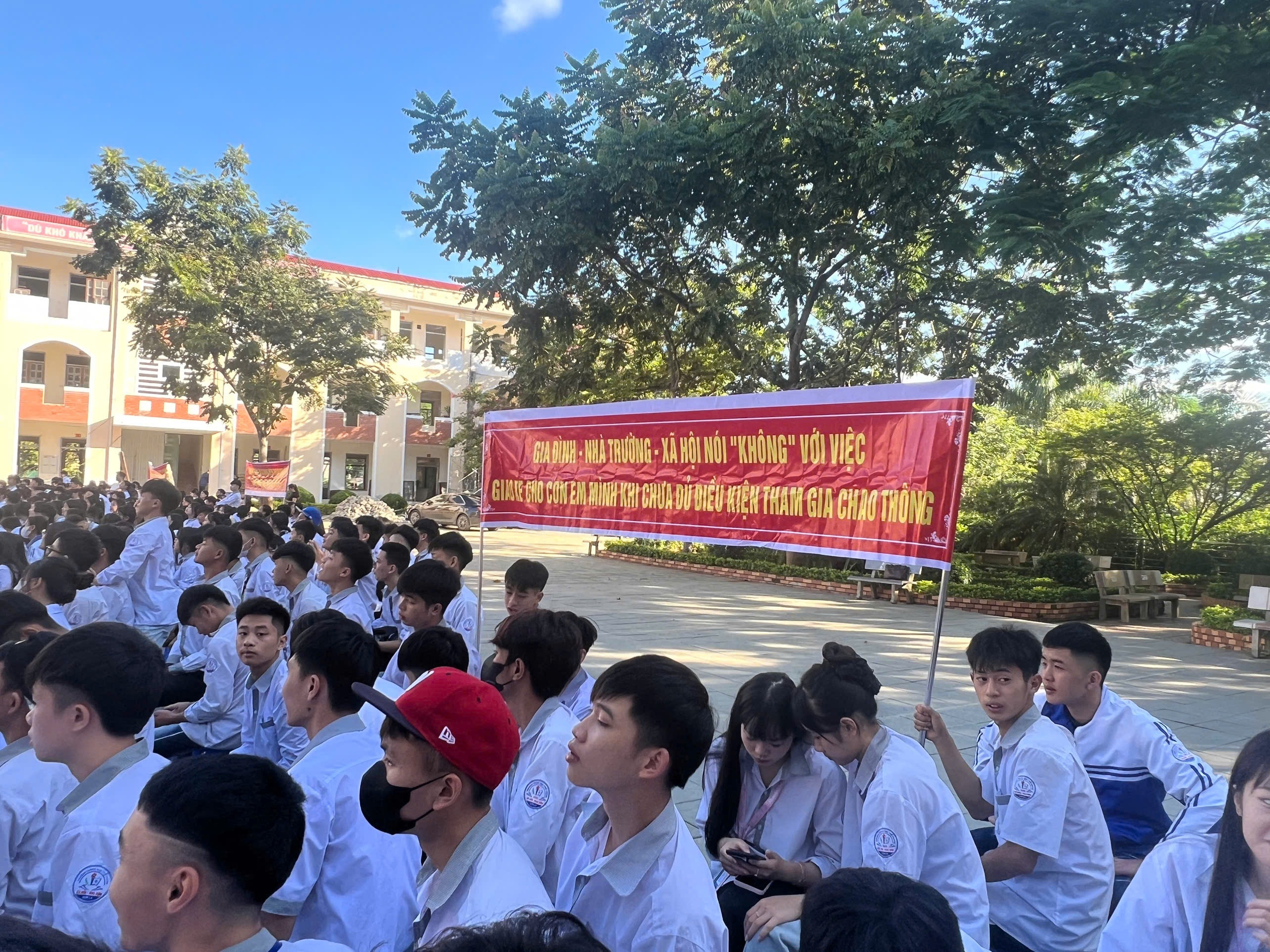 Cảnh sát giao thông Sơn La giữ an toàn cho học trò từ ngày đầu năm học mới- Ảnh 1.