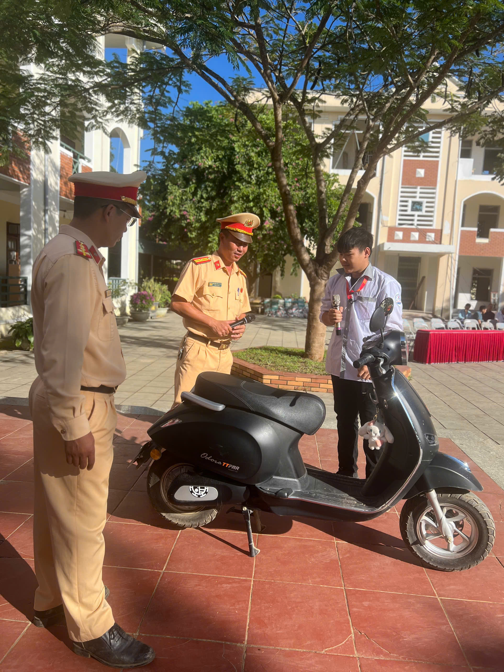 Cảnh sát giao thông Sơn La giữ an toàn cho học trò từ ngày đầu năm học mới- Ảnh 2.