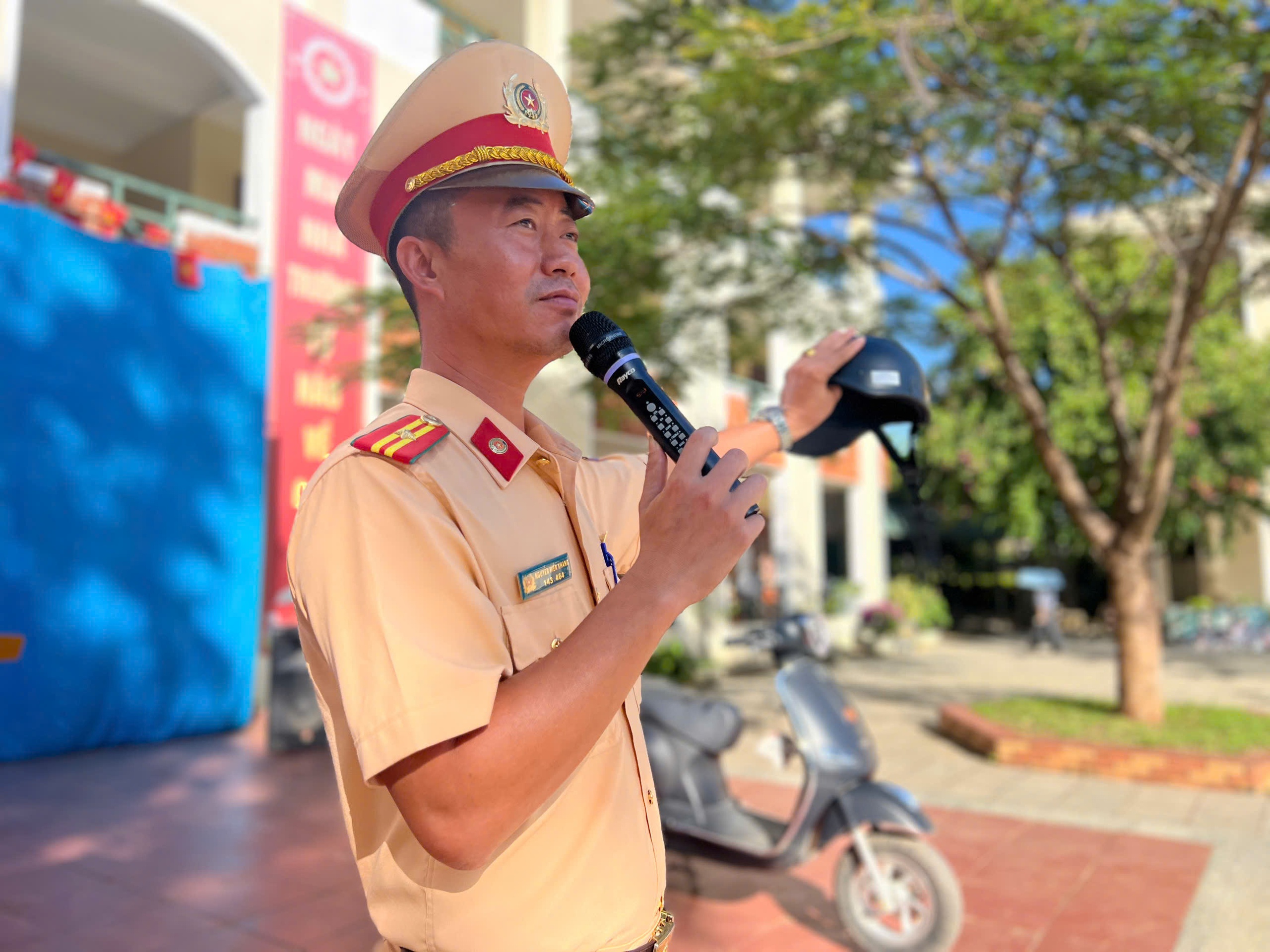 Cảnh sát giao thông Sơn La giữ an toàn cho học trò từ ngày đầu năm học mới- Ảnh 3.