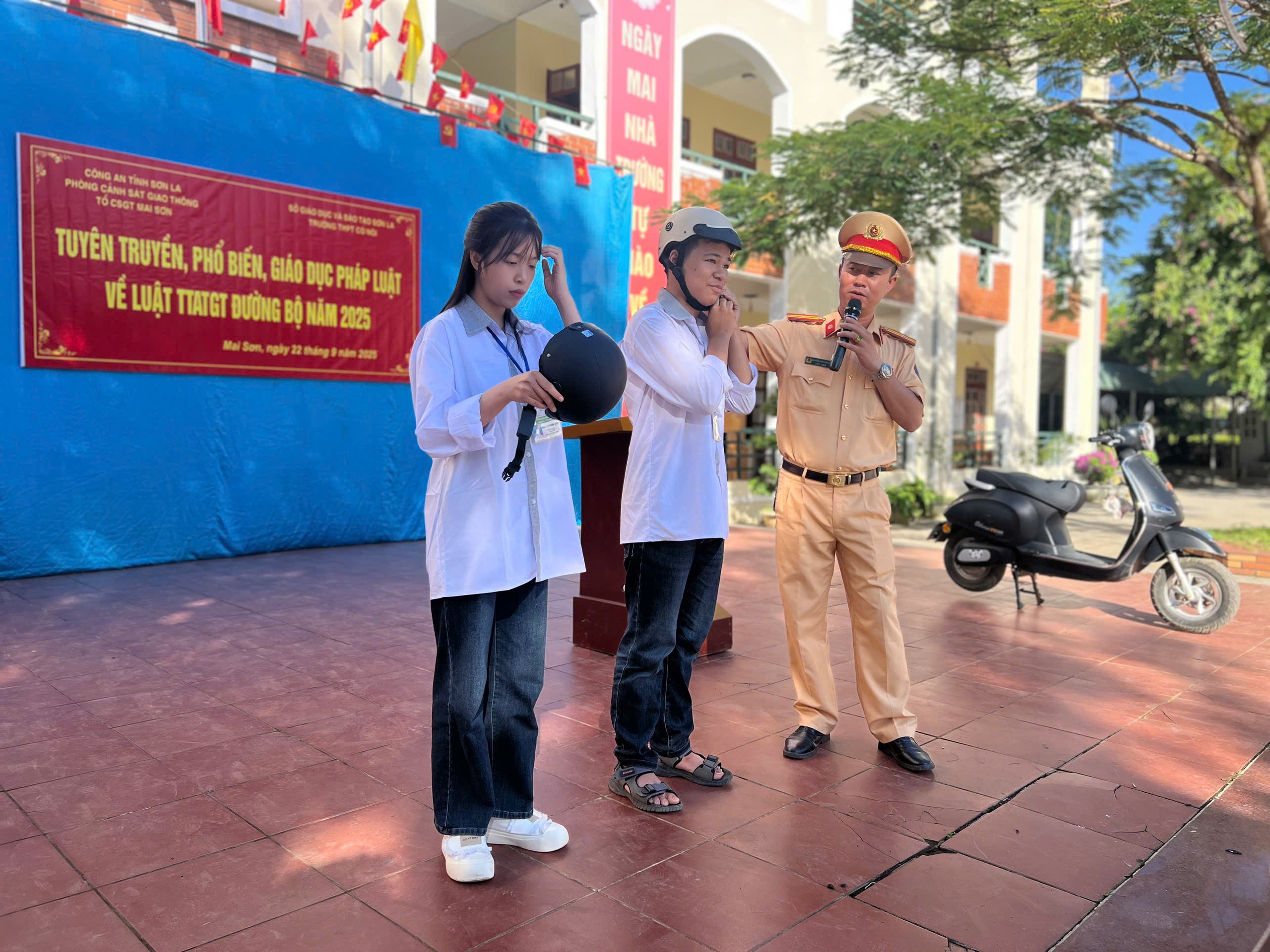 Cảnh sát giao thông Sơn La giữ an toàn cho học trò từ ngày đầu năm học mới- Ảnh 4.