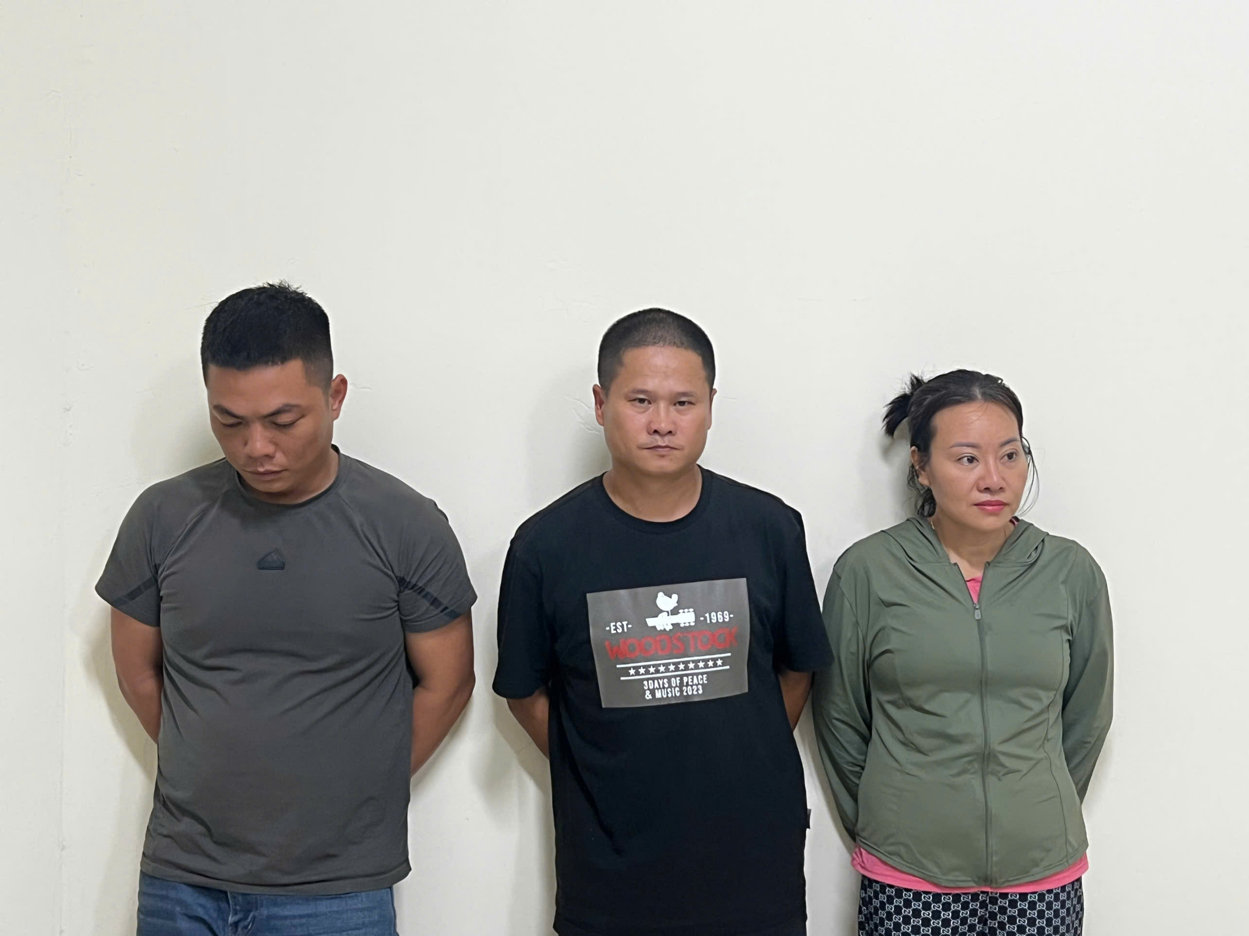 Bắt vợ chồng giám đốc và tài xế xả trộm chất thải bể phốt xuống sông Tô Lịch- Ảnh 1.