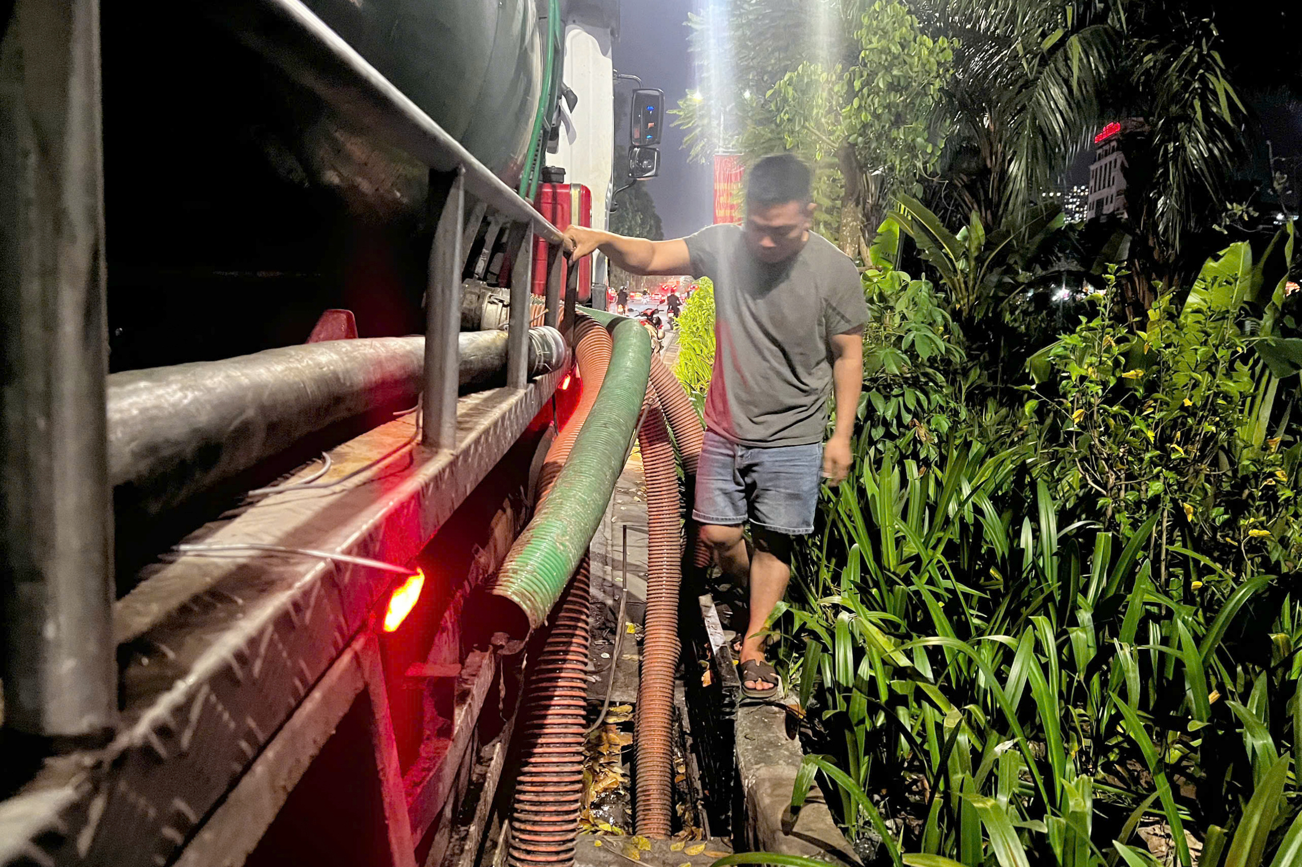 Bắt vợ chồng giám đốc và tài xế xả trộm chất thải bể phốt xuống sông Tô Lịch- Ảnh 2.