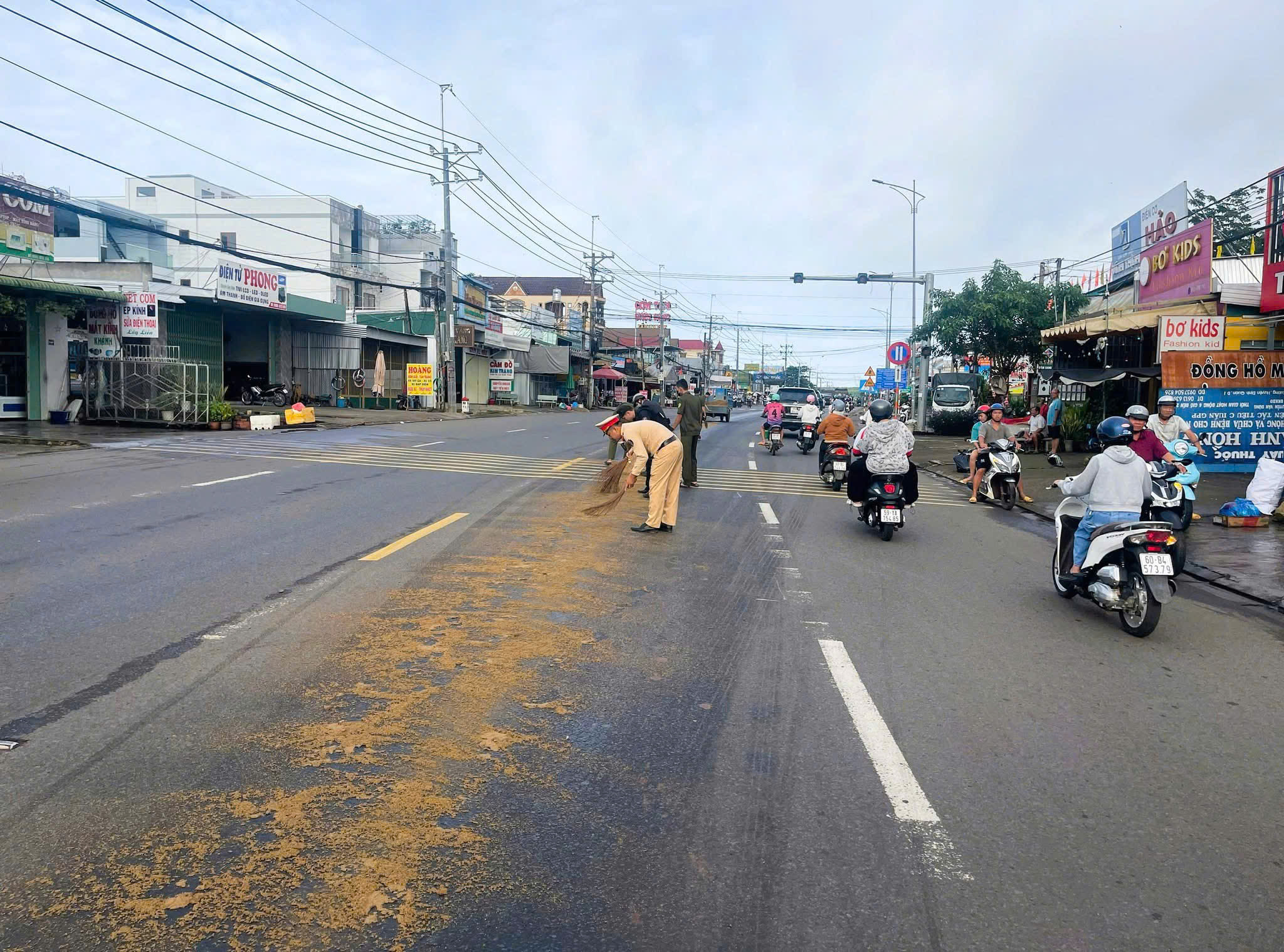 CSGT Đồng Nai kịp thời xử lý vệt nhớt loang trơn trượt trên quốc lộ 20- Ảnh 2.