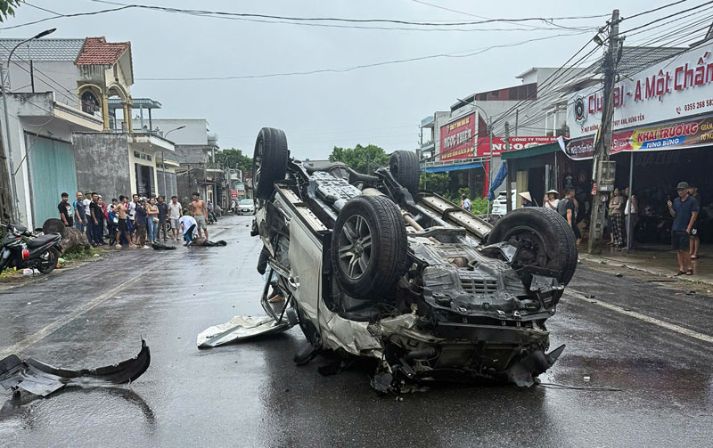 Sau tai nạn, xe ô tô lật ngửa, nhiều bộ phận trên xe văng ra đường. Sau tai nạn, xe ô tô lật ngửa, nhiều bộ phận trên xe văng ra đường.