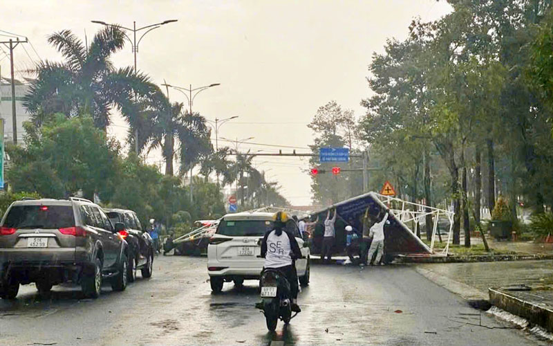 Tấm pano bị gió cuốn sập đè lên người đi đường. Tấm pano bị gió cuốn sập đè lên người đi đường.