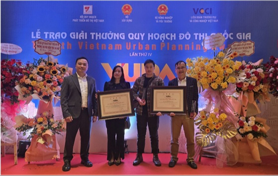 Dự án quy hoạch Công viên phía Đông sông Ka Long được vinh danh giải Bạc tại Giải thưởng Quy hoạch đô thị quốc gia lần thứ IV. Dự án quy hoạch Công viên phía Đông sông Ka Long được vinh danh giải Bạc tại Giải thưởng Quy hoạch đô thị quốc gia lần thứ IV.