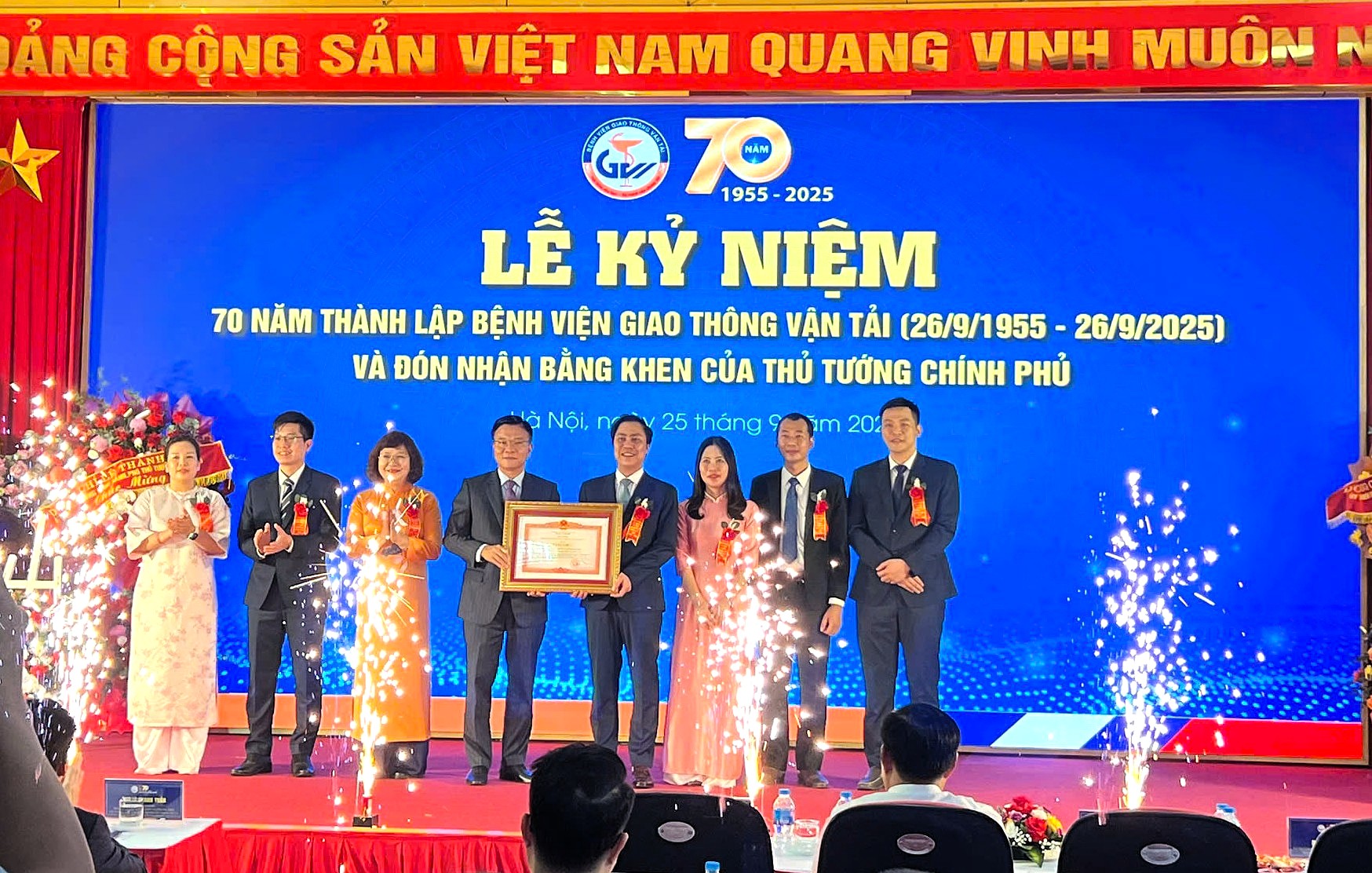 Bệnh viện Giao thông vận tải đón nhận Bằng khen của Thủ tướng Chính phủ- Ảnh 1.