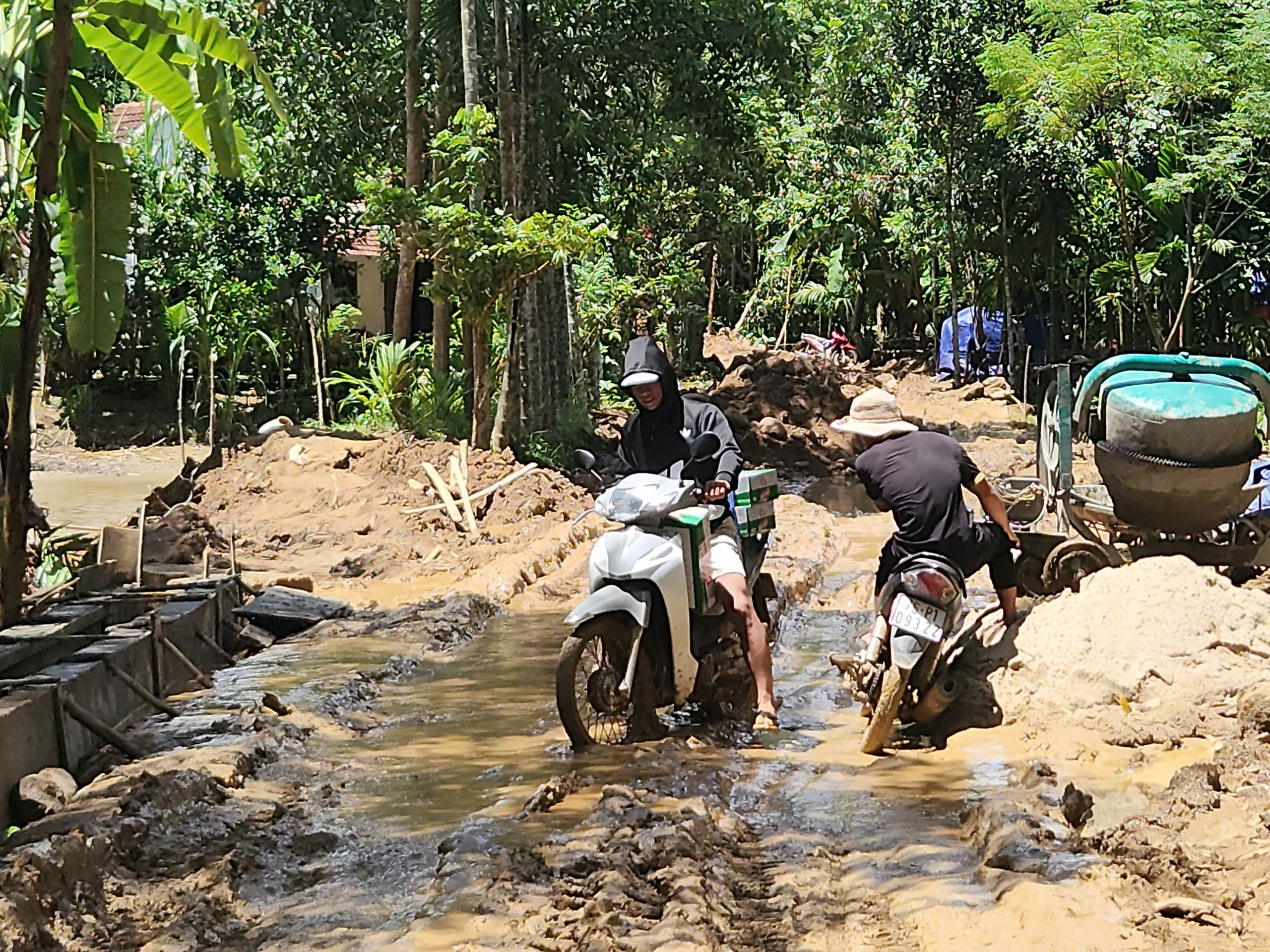 Chật vật đi lại, người dân vùng sâu ở Quảng Ngãi mong sớm nâng cấp hạ tầng giao thông- Ảnh 17.