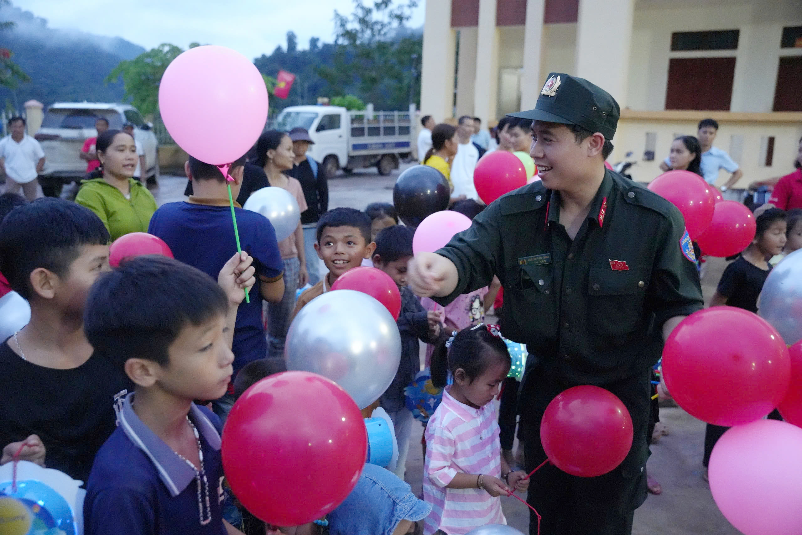 Những người làm báo xứ Nghệ mang Trung thu sớm cho trẻ em miền biên viễn- Ảnh 2.