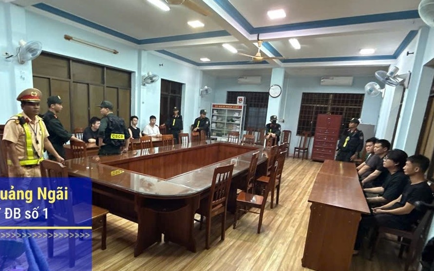 CSGT Quảng Ninh phát hiện ô tô chở 12 người nhập cảnh trái phép- Ảnh 2. CSGT Quảng Ngãi phát hiện 2 ô tô chở nhiều người nước ngoài nhập cảnh trái phép