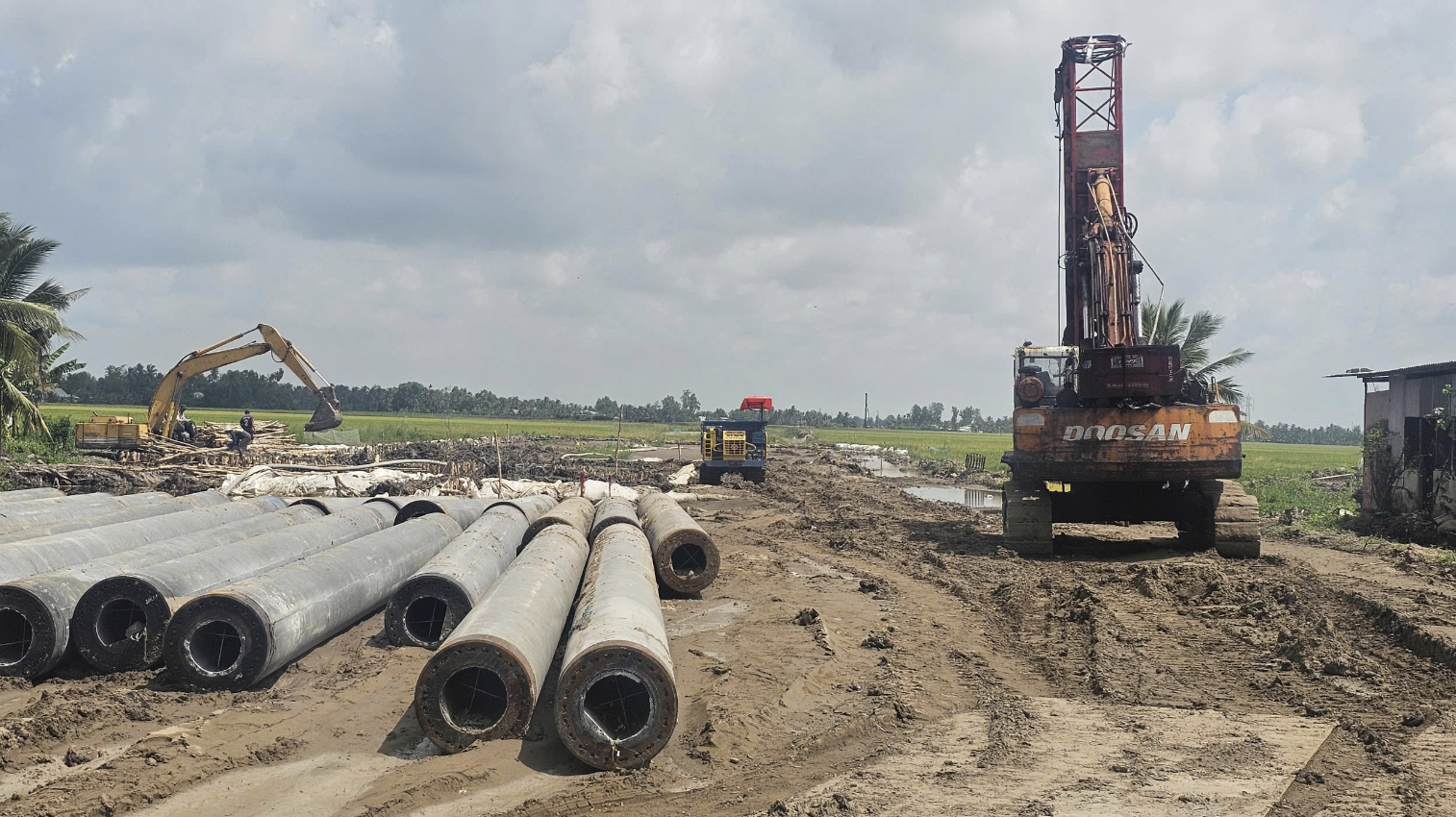 Bộ Xây dựng đề nghị Vĩnh Long hỗ trợ cát cho dự án đường Hồ Chí Minh qua An Giang, Cà Mau- Ảnh 1. Bộ Xây dựng đề nghị Vĩnh Long hỗ trợ cát cho dự án đường Hồ Chí Minh qua An Giang, Cà Mau- Ảnh 1.