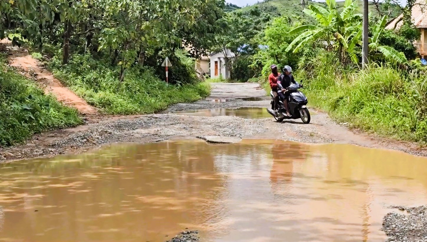 Cận cảnh tuyến đường liên xã ở Quảng Trị xuống cấp hư hỏng, hàng loạt “ổ voi”- Ảnh 1.