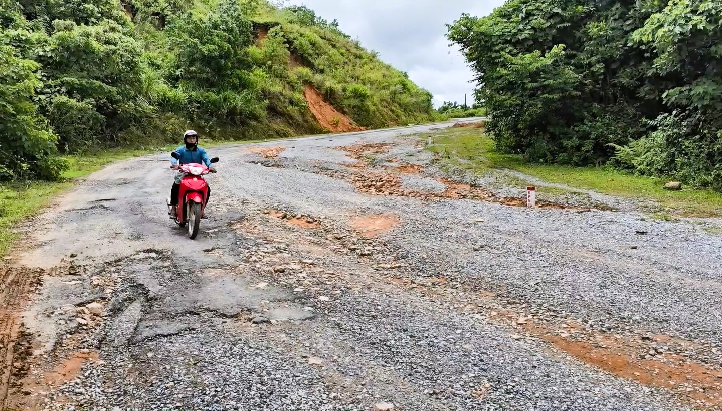 Cận cảnh tuyến đường liên xã ở Quảng Trị xuống cấp hư hỏng, hàng loạt “ổ voi”- Ảnh 2.