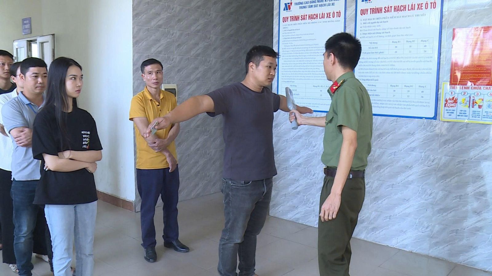 Thanh Hoá: Cấp số giấy phép lái xe cho người thi chỉ 2 giờ sau khi sát hạch- Ảnh 2.