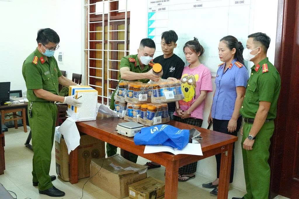 Nghệ An: Phá đường dây mua bán trái phép chất ma túy từ nước ngoài về Việt Nam- Ảnh 1.