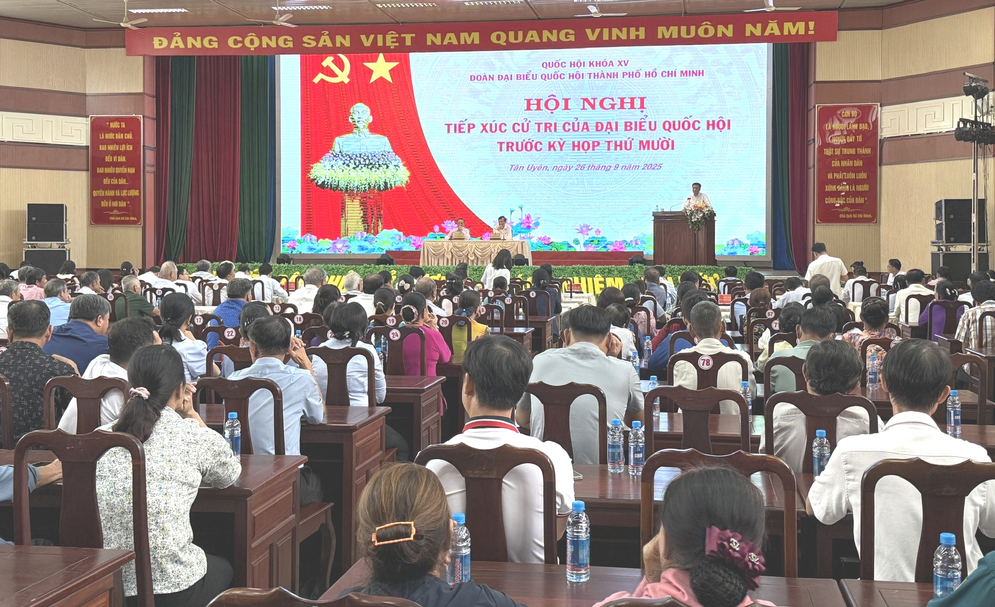 Tiếp xúc cử tri TP.HCM: Nhiều kiến nghị về đất đai, hạ tầng giao thông- Ảnh 1.