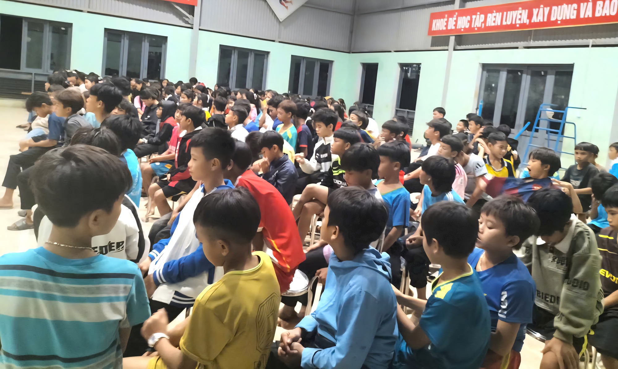 Đà Nẵng: Trường miền núi giữ học sinh ở lại, trữ lương thực ứng phó bão số 10- Ảnh 1.