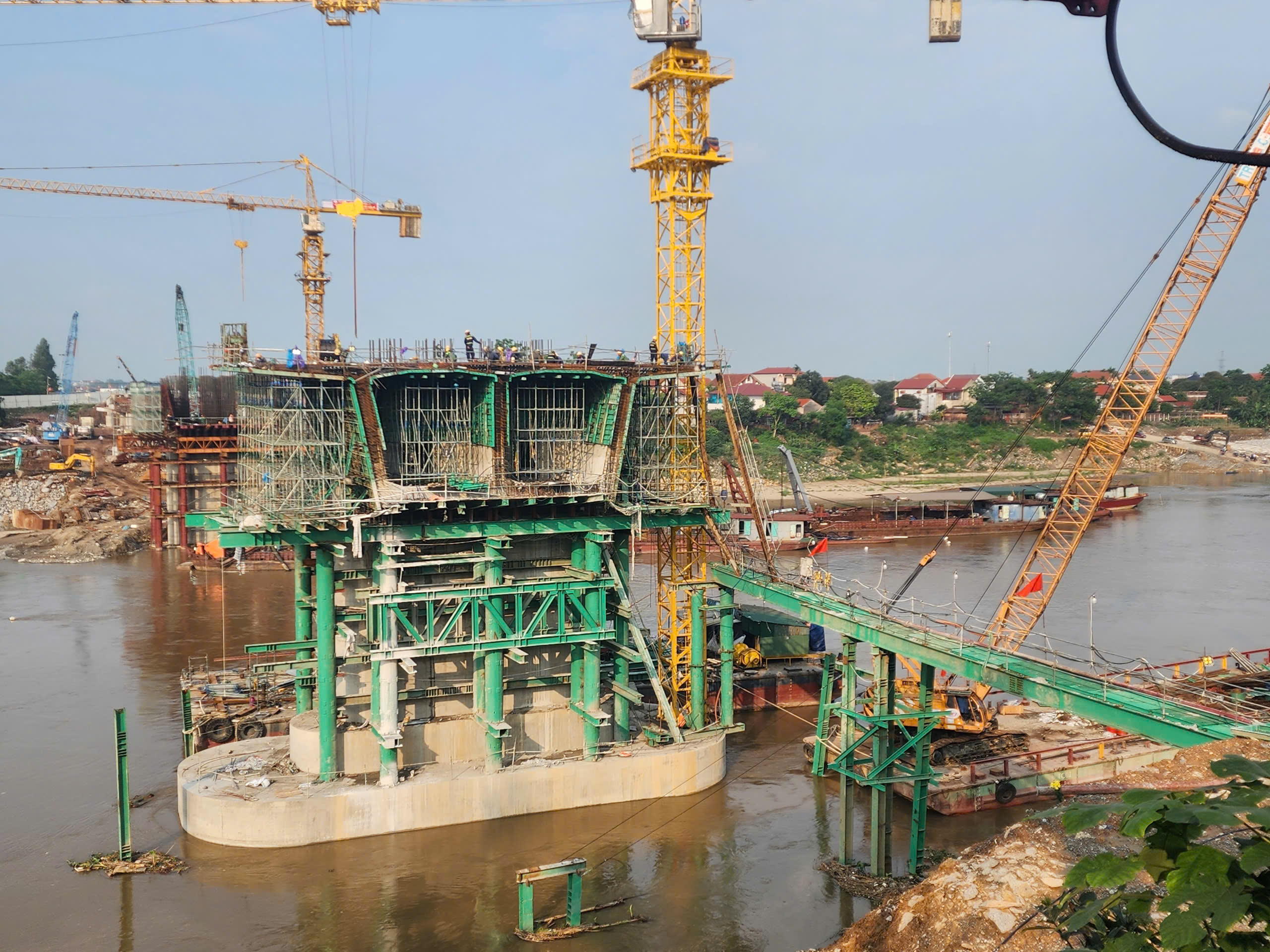 Cầu Phong Châu mới vượt tiến độ, Bộ trưởng Bộ Xây dựng tặng bằng khen 3 tập thể, 7 cá nhân- Ảnh 3.