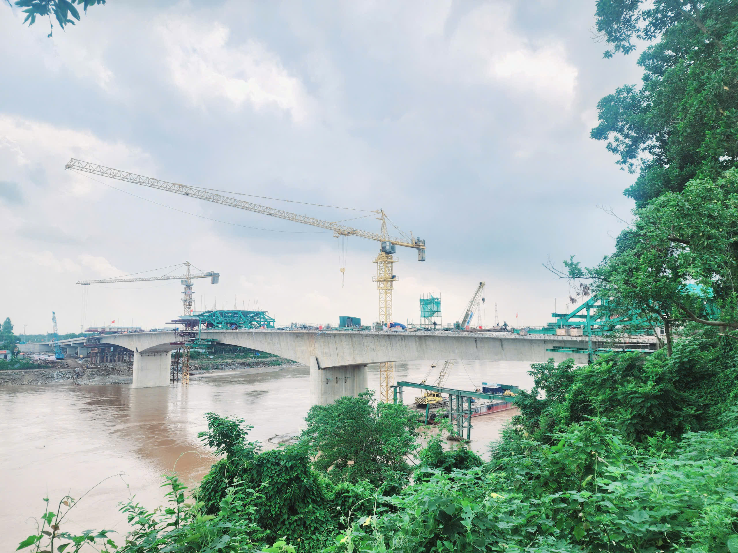 Cầu Phong Châu mới vượt tiến độ, Bộ trưởng Bộ Xây dựng tặng bằng khen 3 tập thể, 7 cá nhân- Ảnh 6.