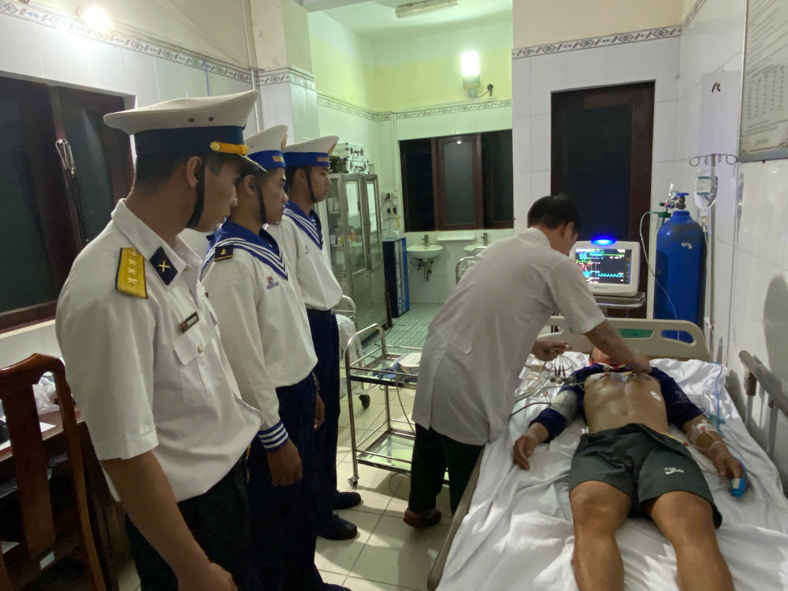 Hải quân Trường Sa cấp cứu ngư dân bị dập tủy cổ- Ảnh 2.