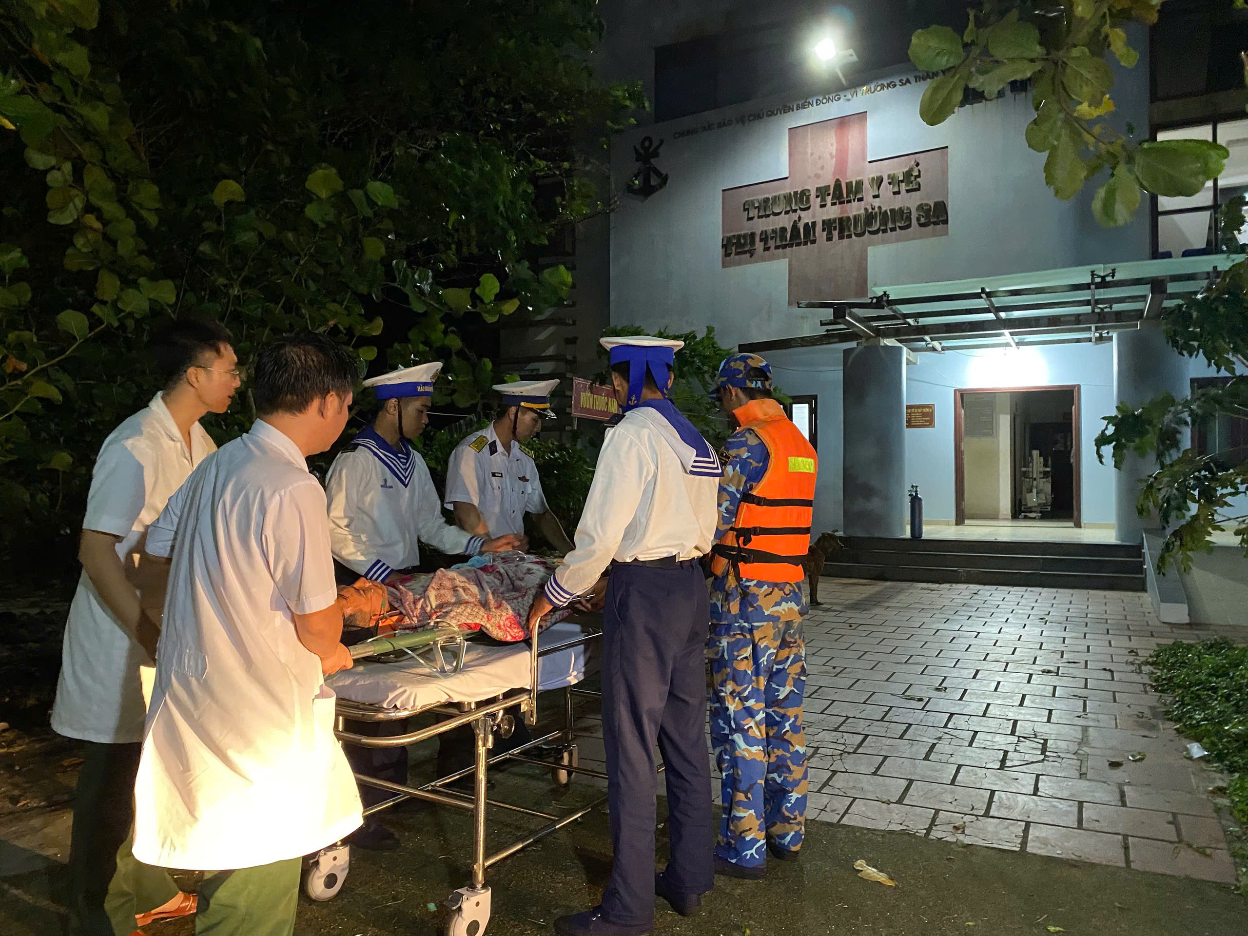 Hải quân Trường Sa cấp cứu ngư dân bị dập tủy cổ- Ảnh 1.