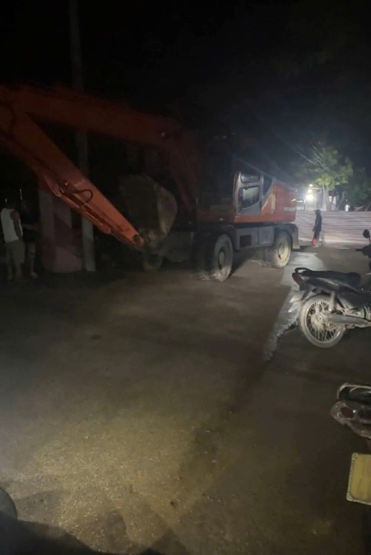 Cụ bà tử vong thương tâm sau va chạm với máy xúc- Ảnh 1.