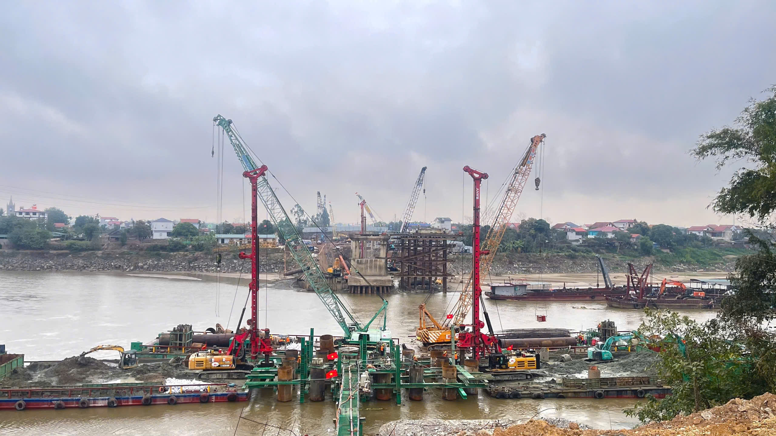 Cầu Phong Châu mới vượt tiến độ, Bộ trưởng Bộ Xây dựng tặng bằng khen 3 tập thể, 7 cá nhân- Ảnh 2.