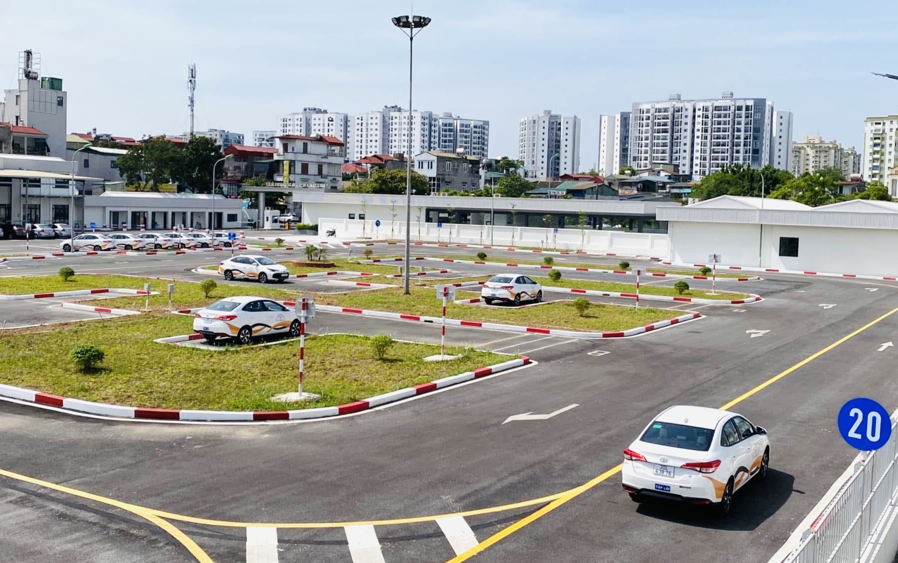 Thông tư 14/2025 siết chặt đào tạo lái xe: Tăng cường giám sát, nâng chất lượng đầu ra- Ảnh 1.