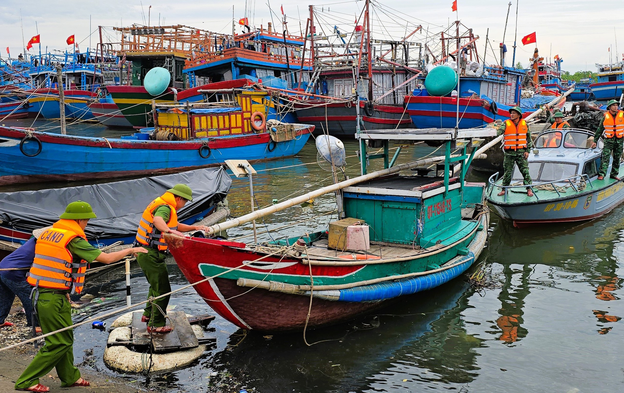 Thủ tướng chỉ đạo tập trung ứng phó bão số 10 và mưa lũ, sạt lở đất- Ảnh 1.