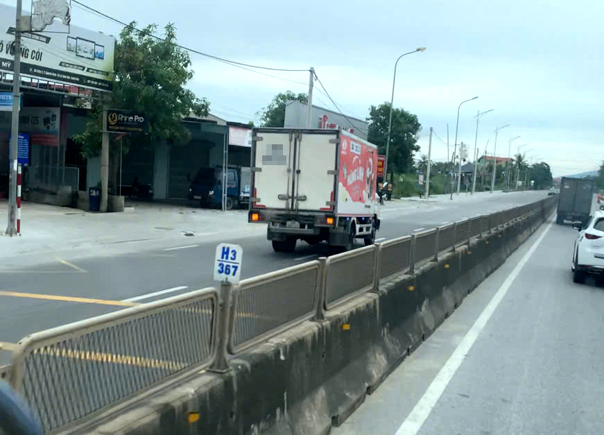 Thanh Hóa: Trừ điểm tài xế lái xe ô tô đi ngược chiều trên QL1- Ảnh 1.