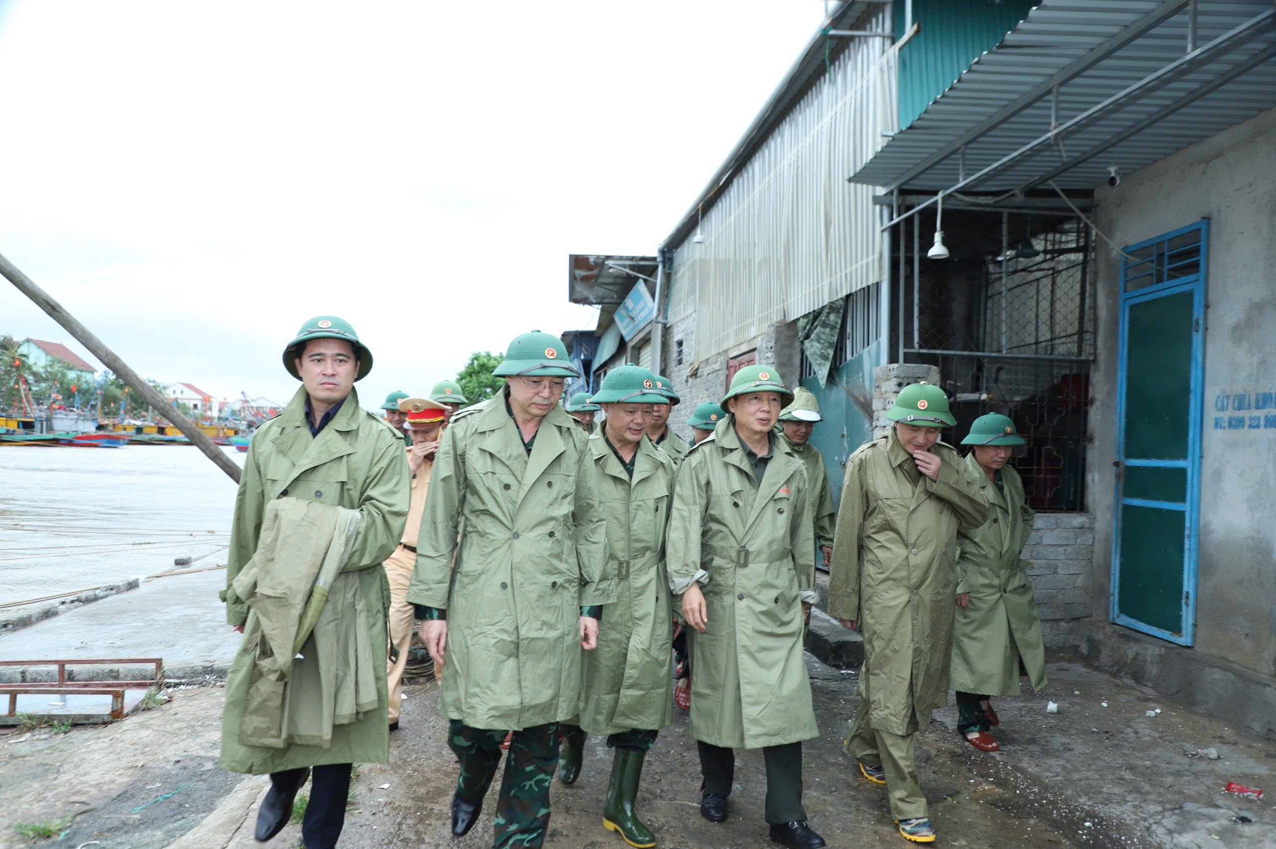 Phó Thủ tướng Trần Hồng Hà kiểm tra công tác ứng phó bão số 10 tại Nghệ An- Ảnh 2.
