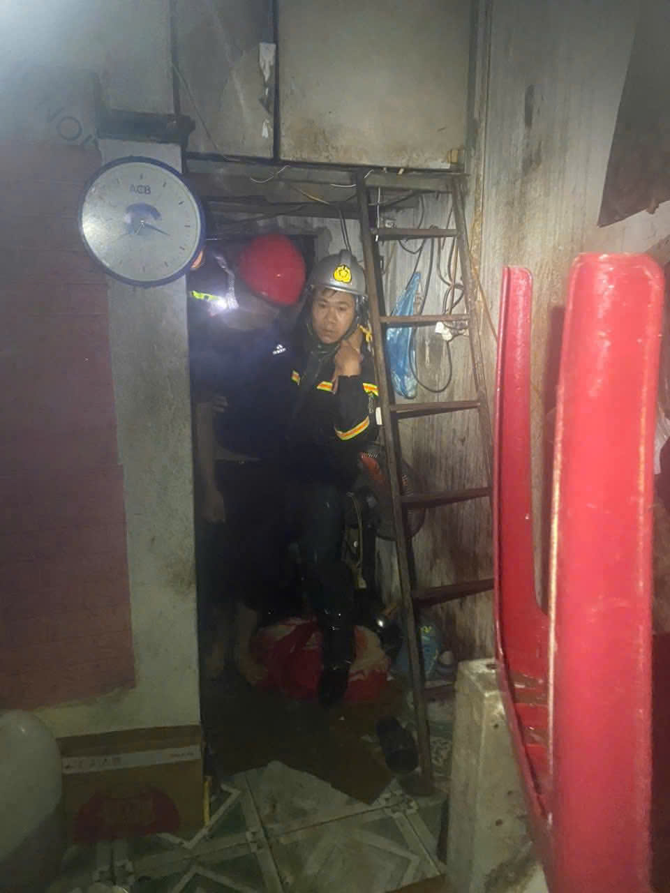 Bão số 10 Bualoi đổ bộ Nghệ An, Hà Tĩnh: Gió rít liên hồi, mưa lớn làm cây đổ, nhà tốc mái- Ảnh 6.