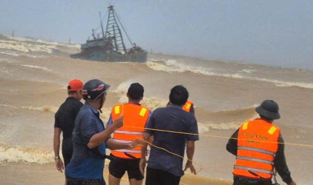 Cứu 8 thuyền viên tàu cá gặp nạn ở Quảng Trị, tiếp tục tìm kiếm 3 người- Ảnh 3.