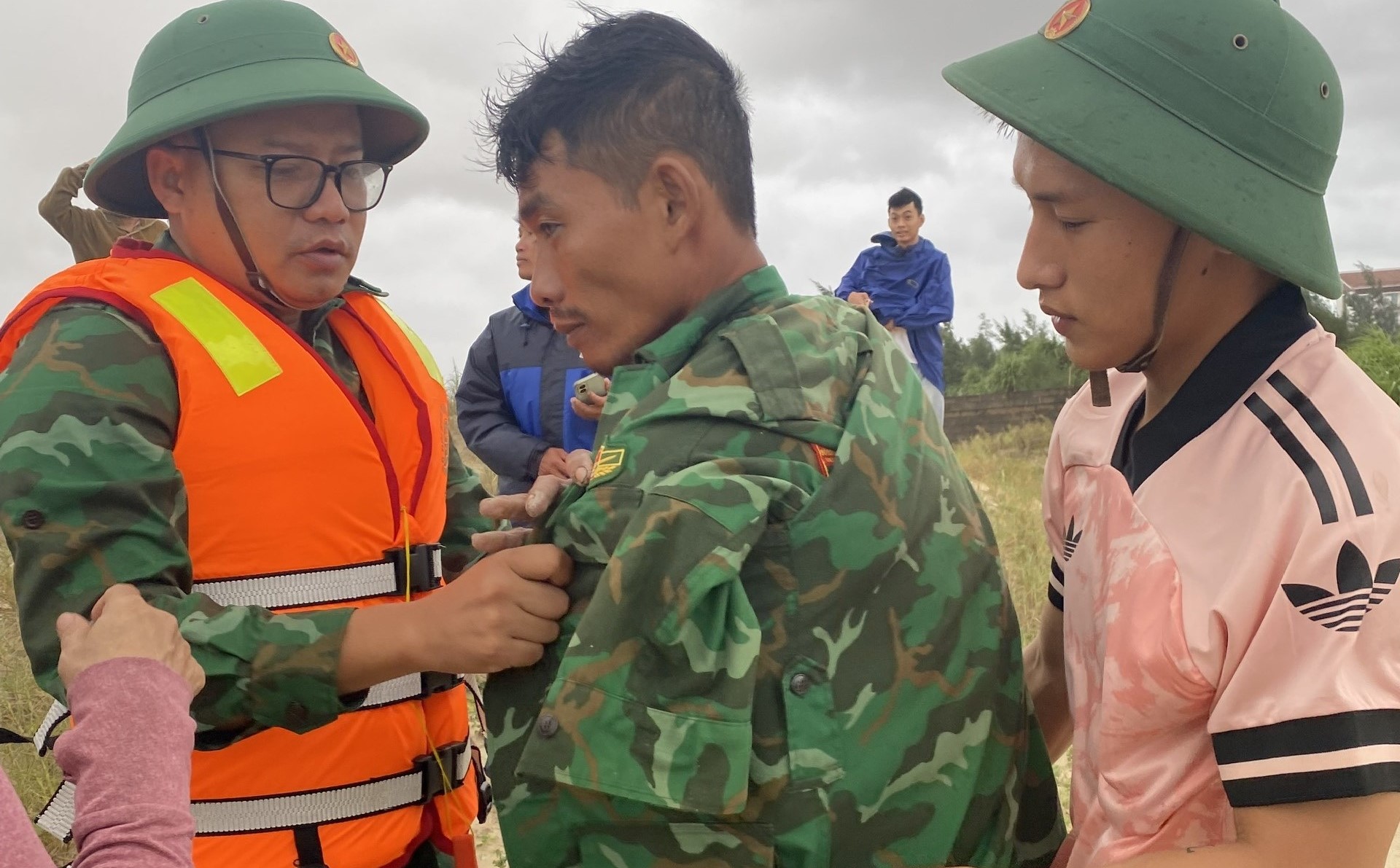 Cứu 8 thuyền viên tàu cá gặp nạn ở Quảng Trị, tiếp tục tìm kiếm 3 người- Ảnh 7.