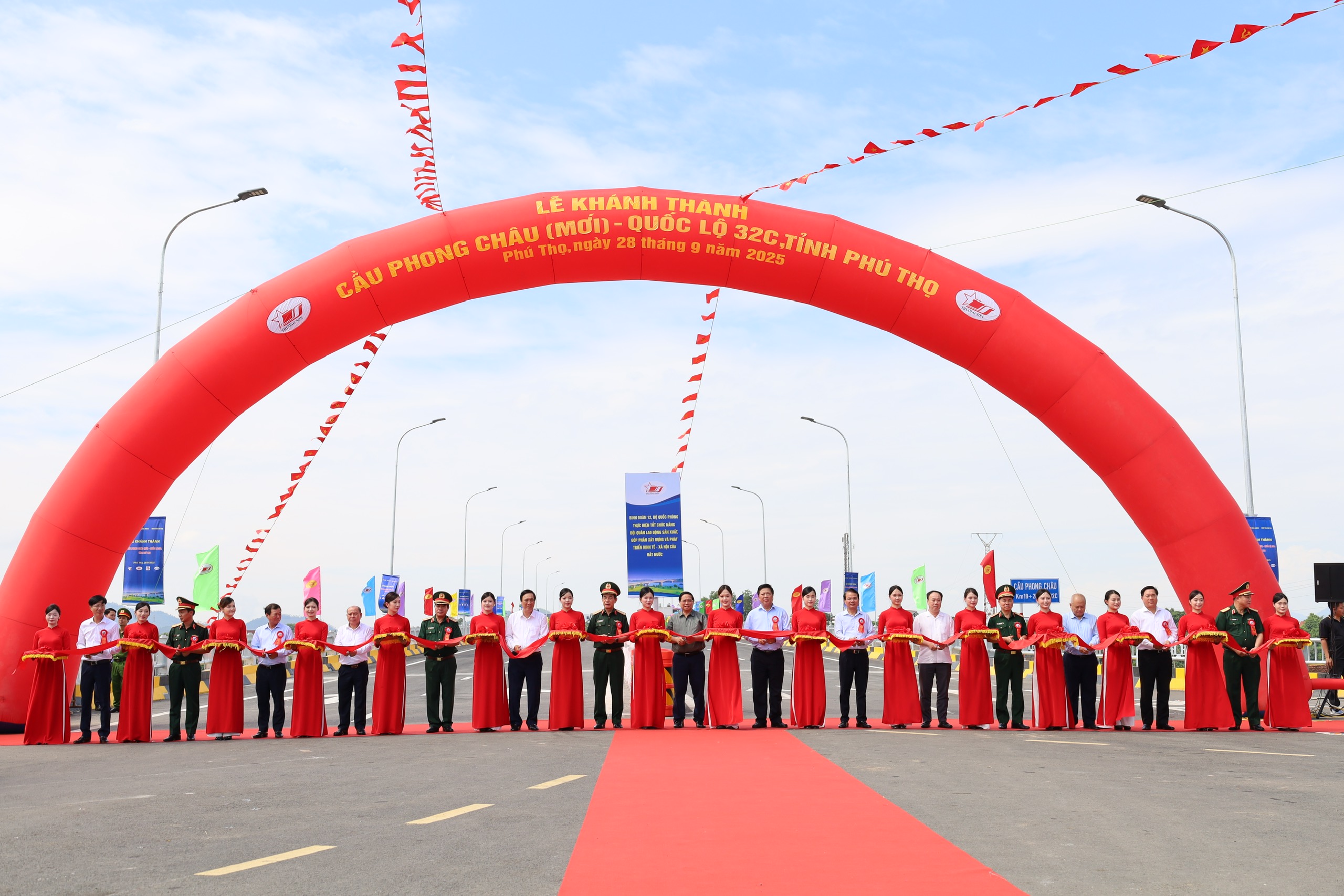 Thủ tướng cắt băng khánh thành cầu Phong Châu mới- Ảnh 1.