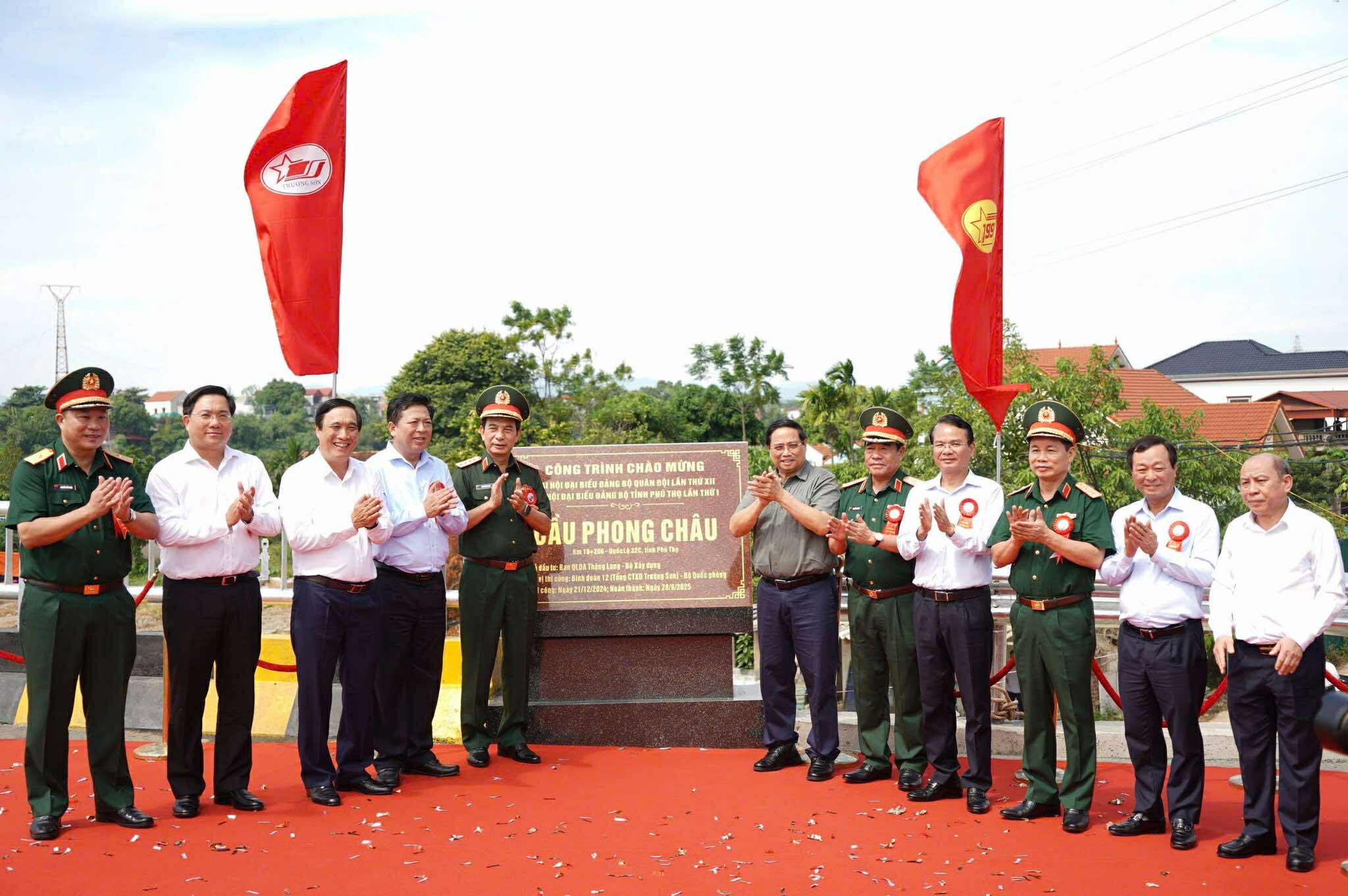 Thủ tướng cắt băng khánh thành cầu Phong Châu mới- Ảnh 3. Thủ tướng cắt băng khánh thành cầu Phong Châu mới- Ảnh 3.